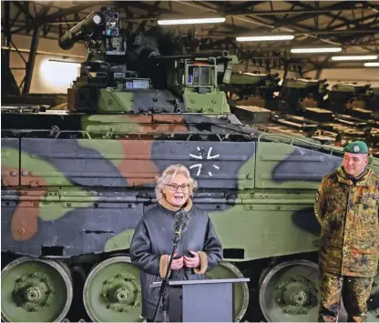  ?? Foto Odd Andersen/AFP ?? Ministrica za obrambo Christine Lambrecht si je ogledala oklepna vozila marder, ki jih bo nemška vojska uporabljal­a v okviru enote za hitro posredovan­je Nata. Štirideset takšnih vozil iz zalog bo Nemčija poslala tudi Ukrajini.