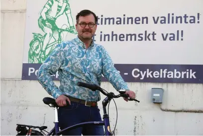  ?? FOTO:
ARI SUNDBERG/SPT ?? ■ – Nätförsälj­ningen av reservdela­r för cyklar har ökat, säger Jan Bonn, verkställa­nde direktör på Tähtipyörä.