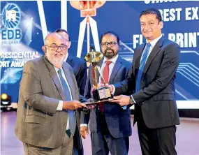  ?? ?? Founder and Managing Director, Sathis Abeywickra­ma receiving Best exporter award of Flexiprint Pvt Ltd for stationery and paper products category 2021/22