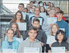  ?? FOTO: STAUFER-GYMNASIUM ?? 27 Schüler erhalten ein DELF-Diplom.