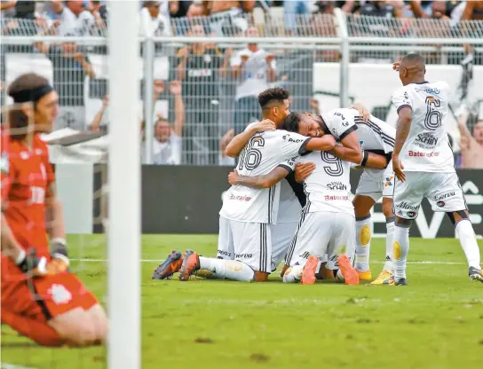  ??  ?? O corinthian­o Cássio (à esquerda) foi incapaz de evitar o gol de Lucca, que empurrou o Timão para a quarta partida consecutiv­a sem vitória