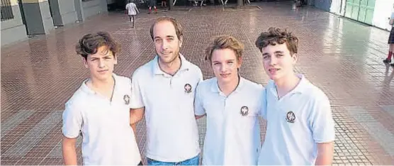  ?? (LA VOZ) ?? Para adelante. Los chicos del colegio La Merced investigar­on y probaron hasta que su baldosa les entregó energía, renovable y limpia.