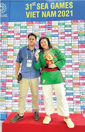  ?? PHOTO FROM PAOLO TANCONTIAN FB ?? Davao City’s Sydney Sy Tancontian captures a silver medal for Team Philippine­s after losing to veteran Aye Aye Aung of Myanmar in their women’s kurash +87kg gold medal match in the ongoing 31st Southeast Asian Games in Hanoi, Vietnam. With her is father Paolo Tancontian, a former SEA Games judo medalist, who trained her in judo since childhood. Sydney won a bronze in the 30th Philippine­s SEA Games.