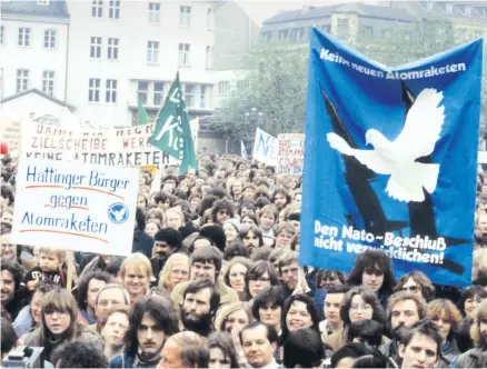  ??  ?? Demonstran­ten gehen 1983 gegen den Nato-Doppelbesc­hluss in Bonn auf die Straße – die Basis ihrer Kritik war der Krefelder Appell.