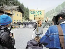  ?? BILD: SN/NGF GEYRHALTER­FILM ?? Szene aus „Die bauliche Maßnahme“: Die Grenze in der Tiroler Brennerreg­ion bewegt die Gemüter.