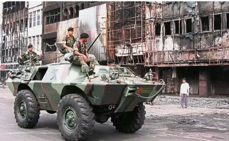  ?? — AFP ?? Dark chapter: Soldiers patrolling in Jakarta’s Chinatown on May 16, 1998.