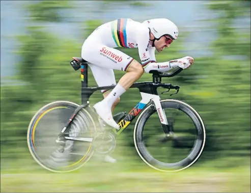  ?? LUK BENIES / AFP ?? El campeón del mundo, Tom Dumoulin, en pleno esfuerzo, sólo pudo ser tercero por detrás de Dennis y Martin