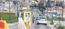  ??  ?? Schwer gesichert: die Straße in die christlich geprägte Stadt Alqosh. Die Angst vor Überfällen sitzt immer noch tief.