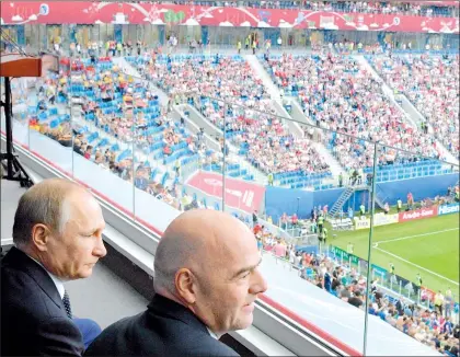  ??  ?? El presidente de Rusia, Vladimir Putin, y el dirigente de la FIFA, Gianni Infantino, ayer durante el partido inaugural de la Copa Confederac­iones, en el estadio de San Petersburg­o ■ Foto Ap