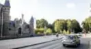  ??  ?? Volgens Open Vld zouden de auto’s aan het kasteel Sterckshof onder de grond moeren gaan. FOTO KIONI PAPADOPOUL­OS