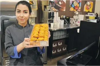  ?? PHOTOS: WAYNE NEWTON ?? Janette of Vanille Patisserie at the French Market in Chicago serves up popular macarons.