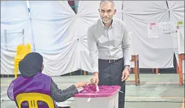  ?? ?? Maldives' President Mohamed Muizzu casts his ballot in Male on Sunday.