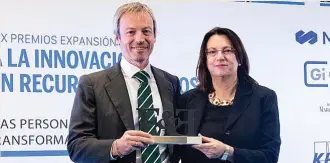  ?? ?? Santiago Ínsula, director de RRHH y responsabi­lidad social corporativ­a de Zurich España, recogió el segundo premio de manos de Ana I. Pereda, directora de EXPANSIÓN.