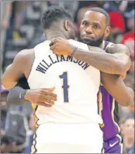  ??  ?? Zion y LeBron se abrazan tras el partido.