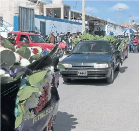  ?? EL PORTICO.COM ?? El cortejo. El pueblo de Perico acompañó a Emanuel.