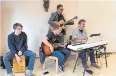  ?? FOTO: PRIVAT ?? Der Schemmerho­fer Pfarrer Kilian Krug hat mit Jugendlich­en in der Prayernigh­t in Uttenweile­r gespielt.