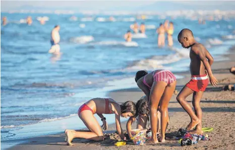  ?? FOTO: SCHREIBER ?? Für Kinder gibt es am Meer oft nichts Schöneres, als Sandburgen zu bauen. Leider ist das nicht überall erlaubt.