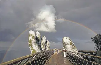  ??  ?? Sostenido por dos manos gigantes y bañado en oro, el puente Cau Vang (o Golden Bridge) es el reclamo turístico del que todo el mundo habla desde que fue abierto en junio pasado.