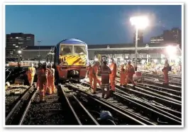  ?? COLIN G WOOD. ?? During the night of August 15/16, South West Trains 456015 is re-railed at London Waterloo.