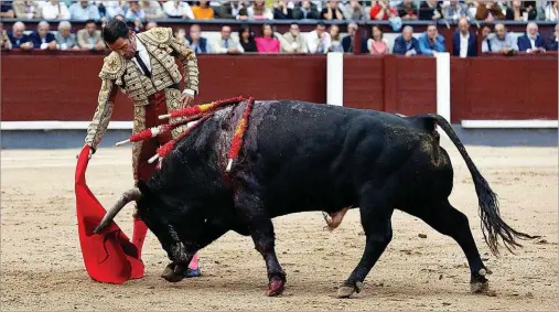  ?? JAVI MARTÍNEZ ?? Relajado derechazo de Uceda Leal con el buen primer toro de la mala corrida de Puerto de San Lorenzo.