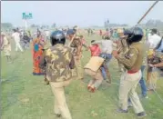  ?? HT ?? Cops lathicharg­ing farmers at the site for the Trans-Ganga City.