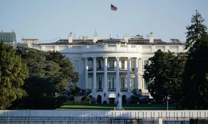  ?? Photograph: J Scott Applewhite/AP ?? The White House on Saturday. As Donald Trump’s conditione­d worsened on Friday, staff were also forced to confront the possibilit­y that his health could be at serious risk.