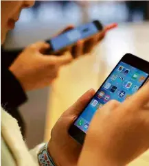  ?? Kiichiro Sato - 25.set.2015/Associated Press ?? Consumidor­es testam iPhone 6s em loja da Apple nos EUA