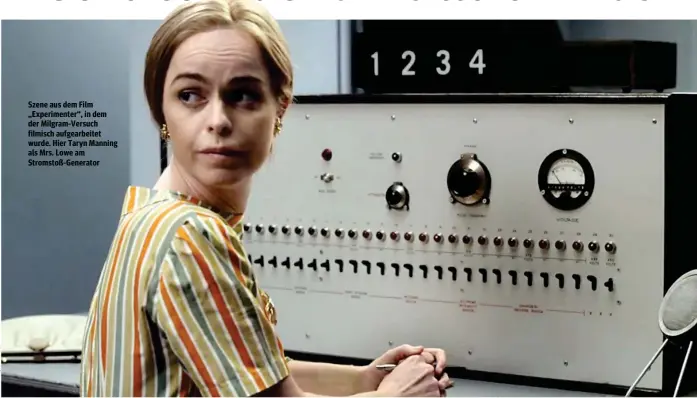  ??  ?? Szene aus dem Film „Experiment­er“, in dem der Milgram-Versuch filmisch aufgearbei­tet wurde. Hier Taryn Manning als Mrs. Lowe am Stromstoß-Generator