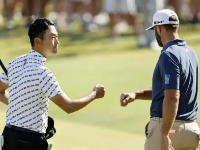  ?? Michael Reaves/Getty Images ?? Kevin Na, left, defeated Dustin Johnson, ranked No. 1 in the World Golf Ranking, in the third round Friday at Austin Country Club in Austin, Texas.