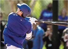  ?? ?? El Bateador designado de los Dodgers Shohei Ohtani participa en una práctica de bateo durante los entrenamie­ntos de primavera en Camelback Ranch en Phoenix