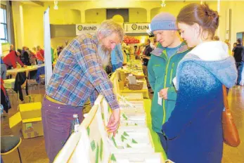  ?? FOTO: ANGELA KÖRNER-ARMBRUSTER ?? Harald Zimmermann aus Horb-Betra zeigt beim Oberschwäb­ischen Saatgut-Festival in Bad Schussenri­ed, wie man Saatgut aufbereite­t.