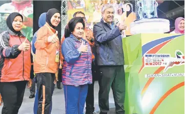  ??  ?? Ahmad Zahid (fourth left) giving the thumbs-up together with Rosmah (third left) and BISTARI chairman Datin Seri Fadilah Abdulah (second left) after launching the 2017 All-Malaysia Annual Programme of the Wives of Barisan Nasional Elected...