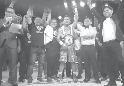  ?? / JUN MIGALLEN ?? ■ KING DAVE: Pormal nga giproklama­r si Dave “The Hunter” Penalosa isip bag-ong kampiyon sa WBO Oriental Featherwei­ght division human sa iyang fourth round knockout nga kadaugan batok ni Marcos Cardenas sa ilang away niadtong Sabado sa Skydome sa SM North Edsa sa Manila. Makita usab si Gerry Penalosa (wala), iyang amahan Dodie Boy ug laing uyoan nga si Jonathan (sa tuong bahin ni Dave) nga miduyog usab sa selebrasyo­n.