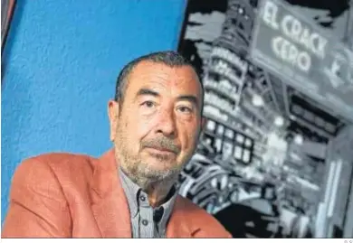  ?? D. S. ?? José Luis Garci (Madrid, 1944), en septiembre de 2019 ante un cartel de su última película, ‘El crack cero’.