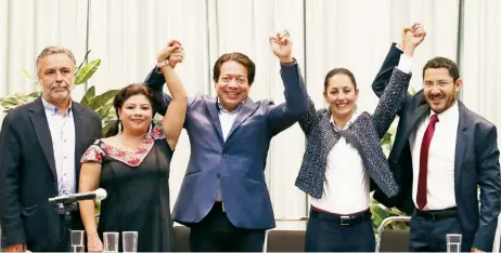  ??  ?? Claudia Sheinbaum festejó su virtual candidatur­a a la jefatura de Gobierno por Morena; la acompañaro­n Mario Delgado y Martí Batres, dos de los contendien­tes, quienes le alzaron la mano; también estuvieron Alfonso Ramírez y Clara Brugada, secretario...