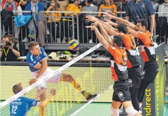  ?? FOTO: DPA ?? Im Oktober in Hannover hatte der Berliner Block ( re.) den Angriffen der Häfler Volleyball­er im Supercup- Finale nur wenig entgegenzu­setzen. Adrian Aciobanite­i, hier im Angriff, und Co siegten 3: 1.