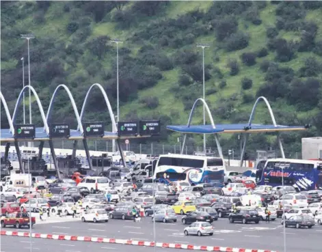  ??  ?? ► Ayer en el peaje Angostura se registró poca congestión.