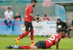  ?? Foto: Andreas Lode ?? Klein beigeben mussten Mohammed Mahmoud (am Boden) und Fahad Barakzaie vom SC Altenmünst­er gegen den Tabellendr­itten Hollenbach.