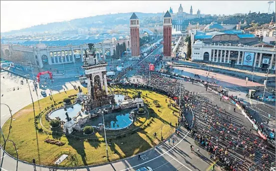  ?? ALEJANDRO GARCÍA / EFE ?? La ONU del deporte. Atletas de 107 países disputaron el maratón de Barcelona, un excelente anuncio de la ciudad, el pasado día 10