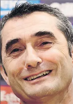  ?? FOTOS: MANEL MONTILLA ?? Las imágenes dan fe: Ernesto Valverde lidió con una rueda de prensa muy difícil tras la eliminació­n del Barça en la Champions League aún tan fresca. El técnico se esforzó en pasar página ante la inminente llegada del Valencia al Camp Nou, recordando...