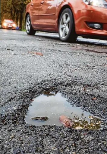  ?? Foto: Klaus Rainer Krieger ?? Etliche Straßen in Augsburg sind in den kommenden Jahren erneuerung­sbedürftig. Ein Bürgerbege­hren fordert, dass die Anlieger anders als bisher an Kosten beteiligt werden.