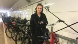  ?? FOTO: ELLA SÖDERBERG ?? CYKLIST. Anna Loheman bor i Stocksund och parkerar cykeln vid Danderyds Sjukhus varje dag. ”Jag tycker den här parkeringe­n är lite sunkig. Ofta är det fullt, jag tycker ett nytt cykelgarag­e låter bra”, säger hon.