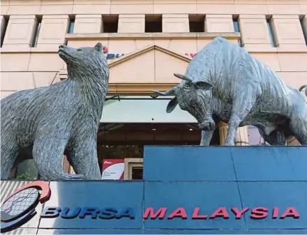  ?? PIC BY ZULFADHLI ZULKIFLI ?? The FTSE Bursa Malaysia KLCI may stage a last-minute surge, given the index is still seen as in an oversold position, says Bank Islam Malaysia.