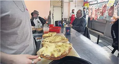  ?? (PEDRO CASTILLO) ?? Pizza al corte. Otro de los puntos tradiciona­les del Mercado Norte, para degustar en porciones.