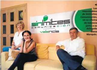  ??  ?? Los responsabl­es de Sinlímites Comunicaci­ón, en su oficina de Valencia junto a su delegada Elena Marqués.