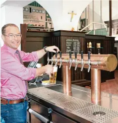  ?? Foto: Stefan Reinbold ?? Bernd Schramm, Geschäftsf­ührer der Ursberger Klosterbra­uerei, zapft frisches Klos terbier an der Theke des neuen Ausschanks im Sudhaus.