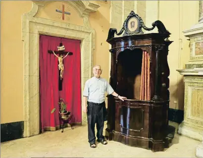  ?? ANNA BUJ ?? El padre Giovanni Martire Savina junto al confesiona­rio de la iglesia de Marie delle Grazie, en Roma,
donde apareció el dinero