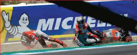  ??  ?? 2 1 Vainqueur au Qatar, malheureux par la suite, Dovi ne lâche rien. 2 Coup du sort à Jerez quand Lorenzo et Pedrosa s’accrochent sous ses roues. Premier résultat blanc de la saison pour le pilote Ducati.