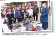  ??  ?? La Madre Leicy Dzib les dio la bendición cuando partieron los alumnos a las institucio­nes.