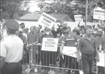  ??  ?? A section of the crowd outside the Pegasus Hotel yesterday. Thompson photo) (Terrence